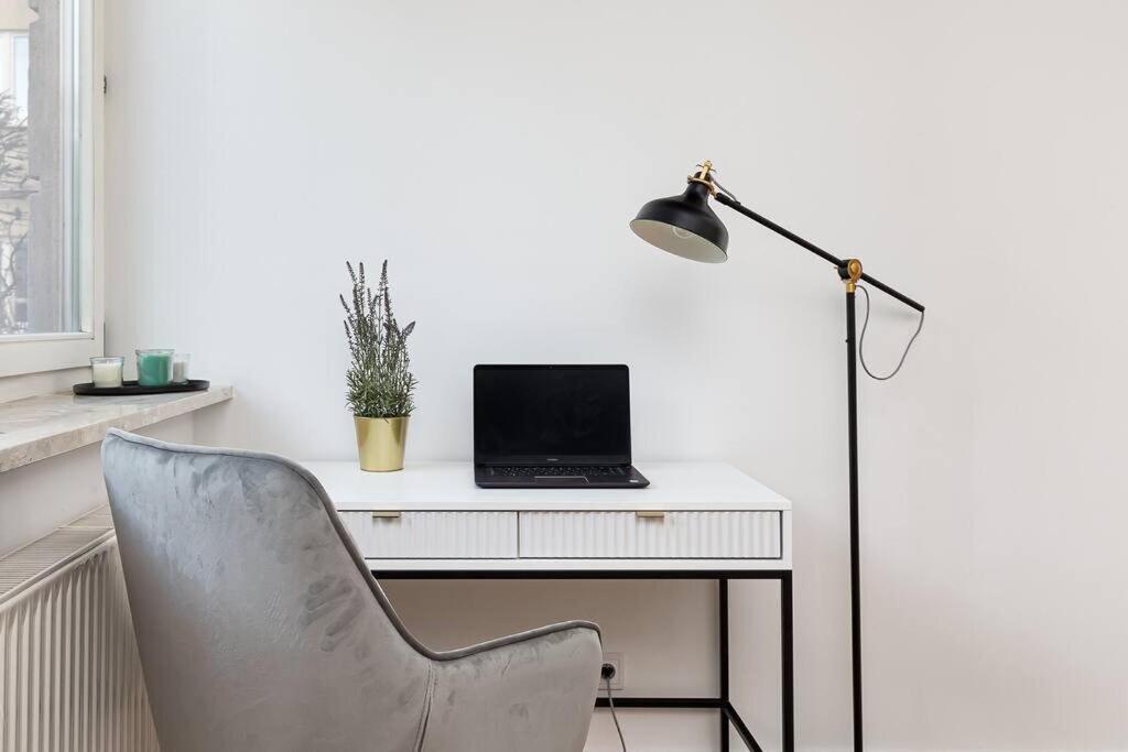 Apartament Wielicka Spacious Near Metro Wwa40 *